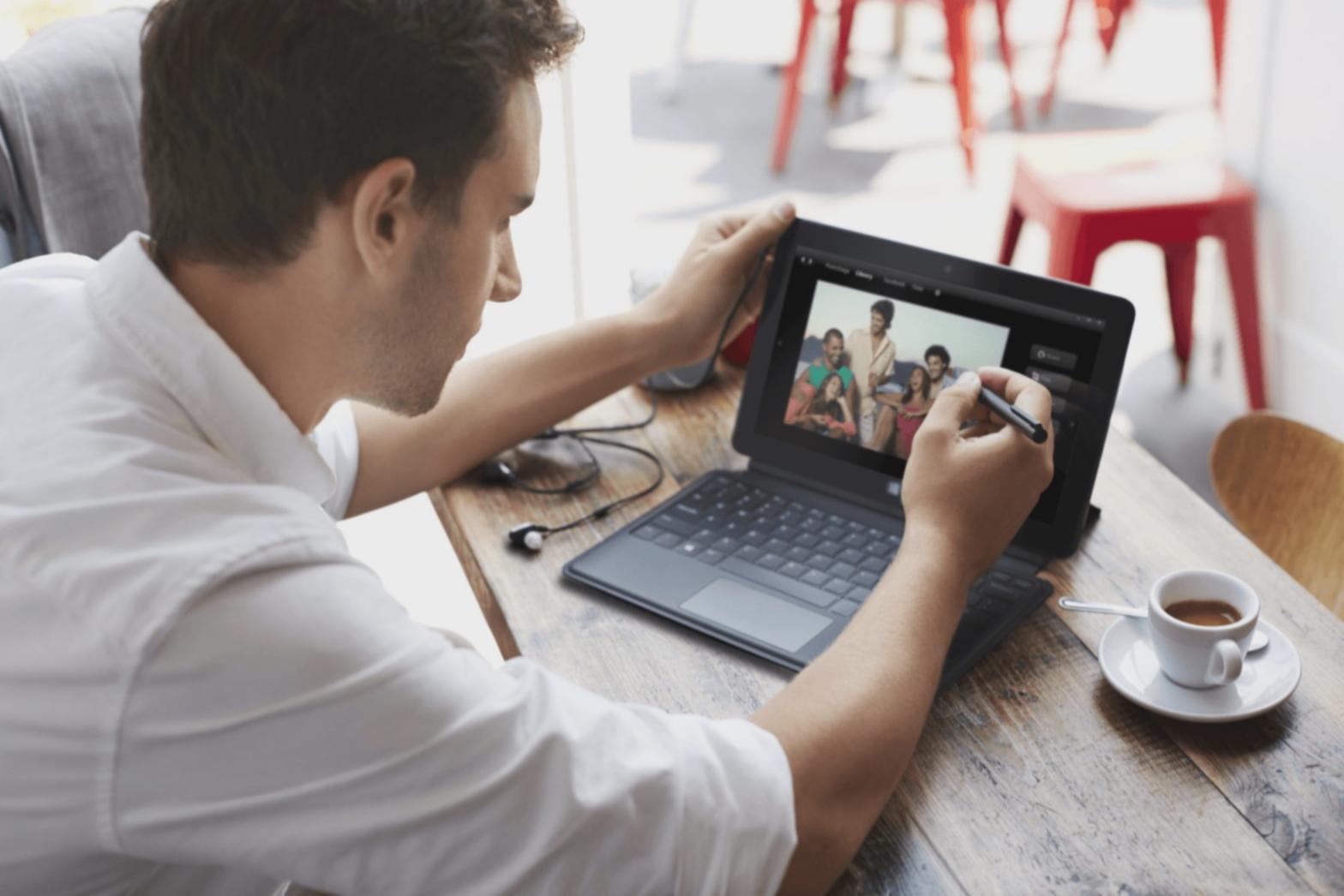 Strukturierte Lernmaterialien und Notizen auf einem aufgeräumten Schreibtisch